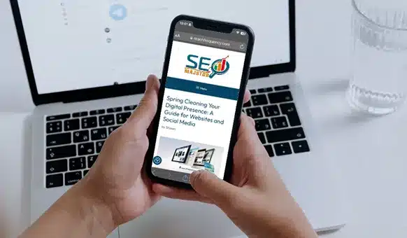 Google je 2015. godine uveo "mobilno prvo indeksiranje," što znači da koristi mobilnu verziju sajta kao primarni izvor informacija za rangiranje. Responzivni dizajn osigurava da je sadržaj prilagođen mobilnim uređajima, što je ključno za rangiranje na pretraživačima. S obzirom na to da sve više korisnika pristupa internetu putem pametnih telefona i tableta, optimizacija za mobilne uređaje postaje neophodna.